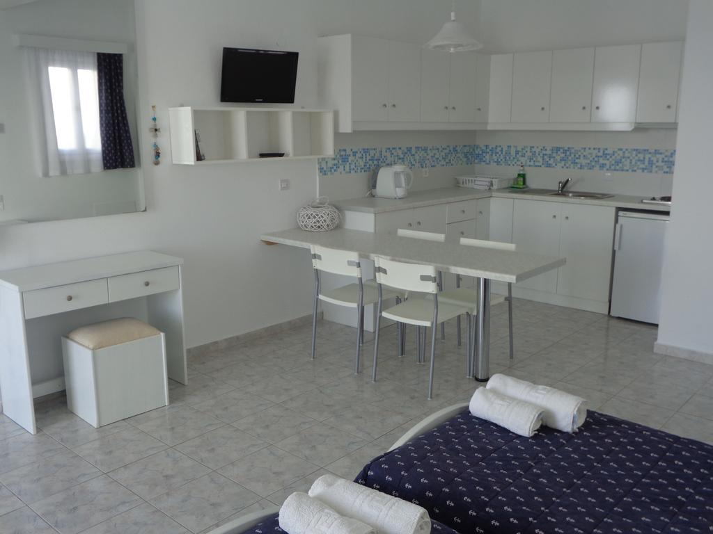Blue And White Studios & Apartments Lefkos  Exterior photo